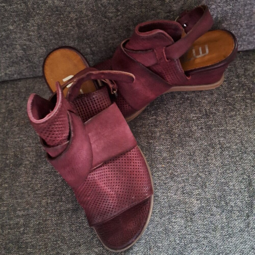 Shoes - Picture 2 of 4